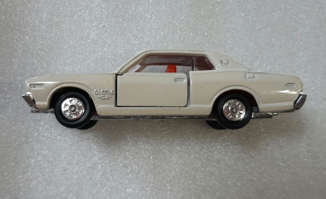 トミカ 85 ニッサン グロリア 2000 GX TOMY