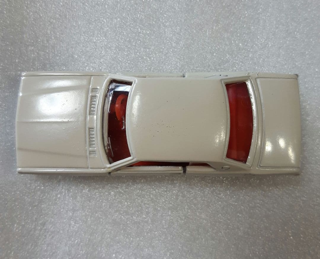 トミカ 85 ニッサン グロリア 2000 GX TOMY