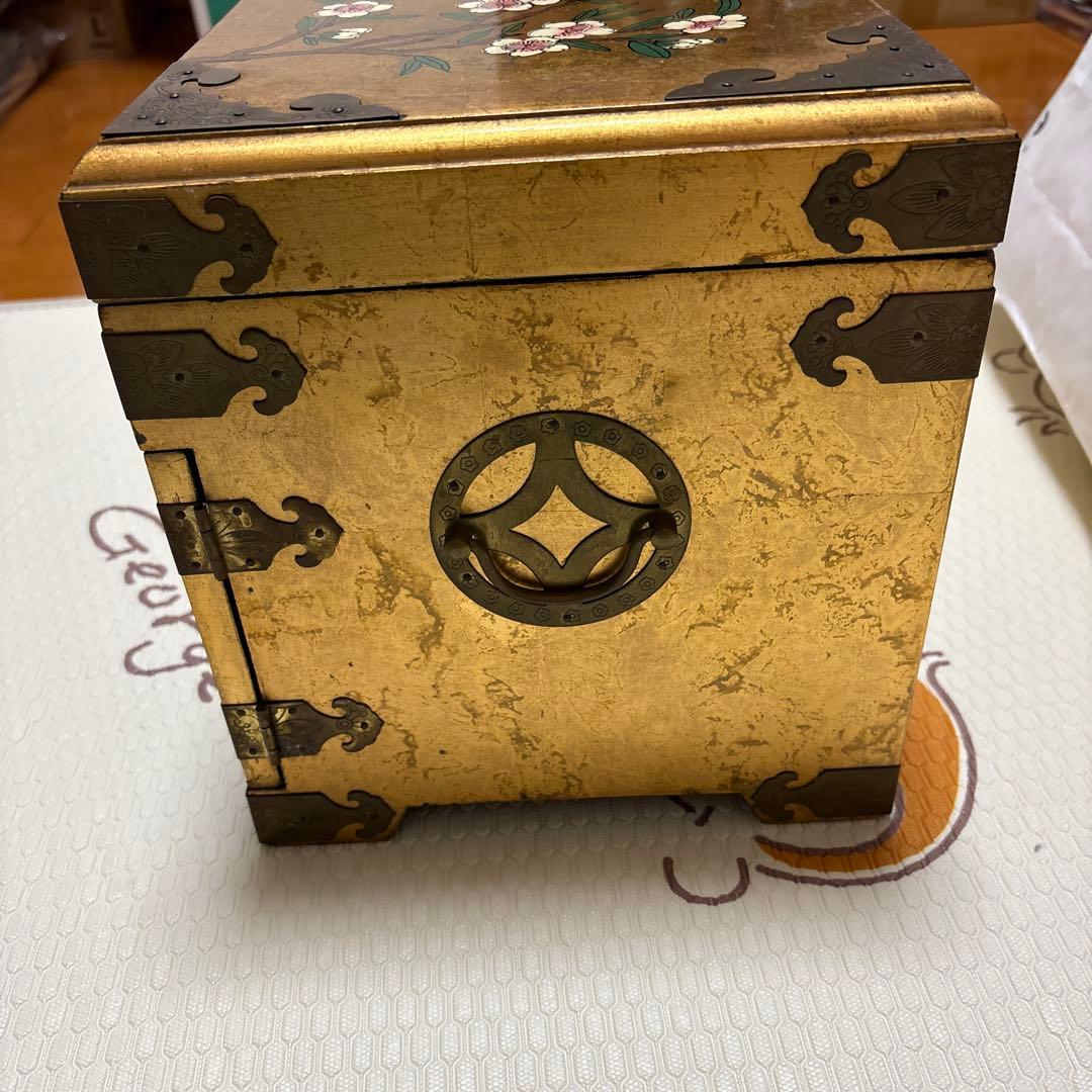 漆塗り金色箱 花鳥文様