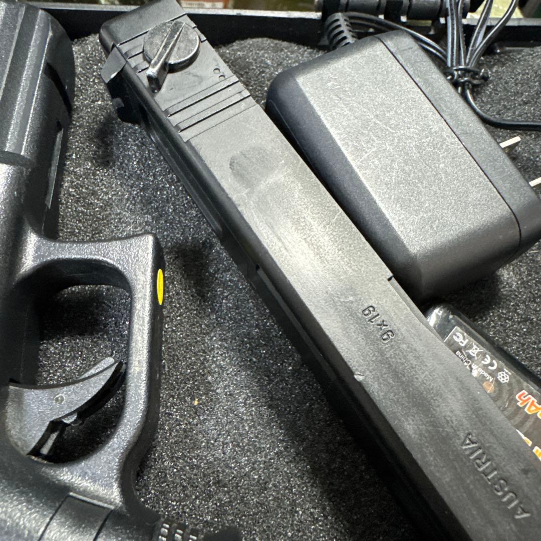 東京マルイ　電動グロック18c バッテリー充電器、ガンケース、マガジン2つ付き