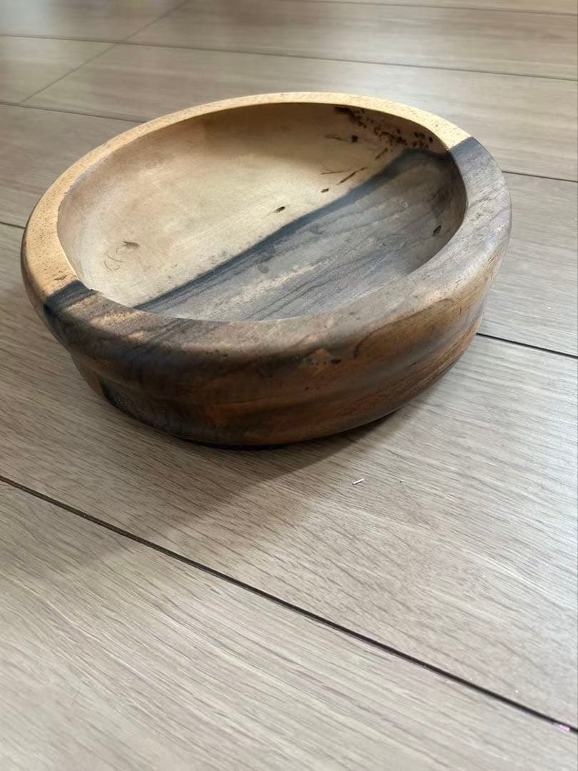 木製　黒柿　直径21.5cm 厚み6.5cm。古い大きい容れ物　ボウル　皿