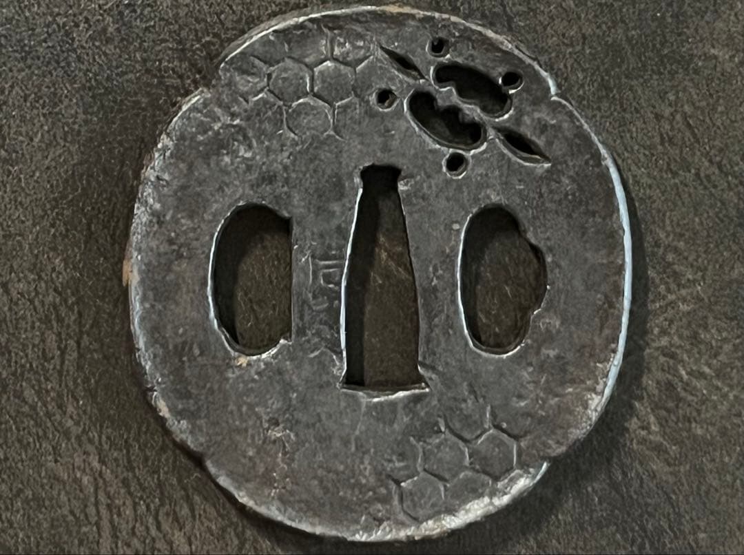 鍔　刀鍔　鉄地　亀透かし　甲羅模様　木瓜型　在銘