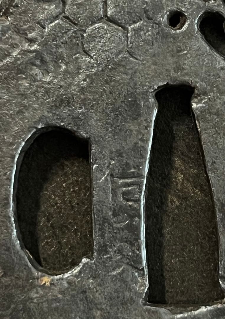 鍔　刀鍔　鉄地　亀透かし　甲羅模様　木瓜型　在銘