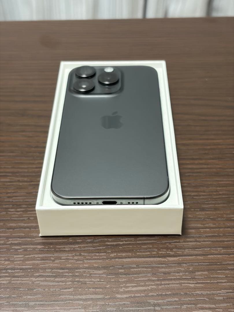 Apple iPhone 15 Pro ブラックチタニウム256GB 本体