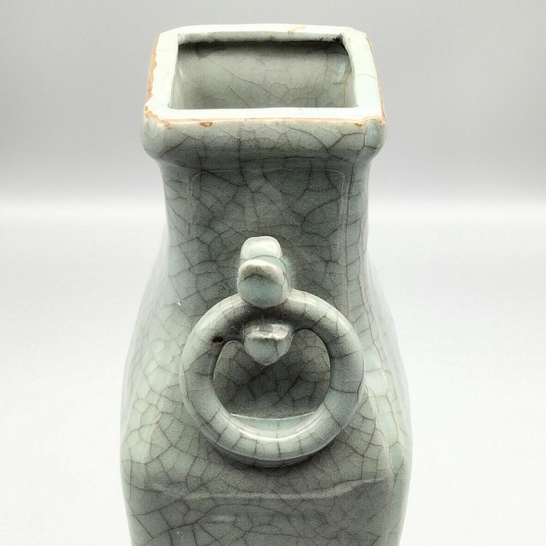 中国古玩 貫入青磁 陽刻花文 二耳 花瓶