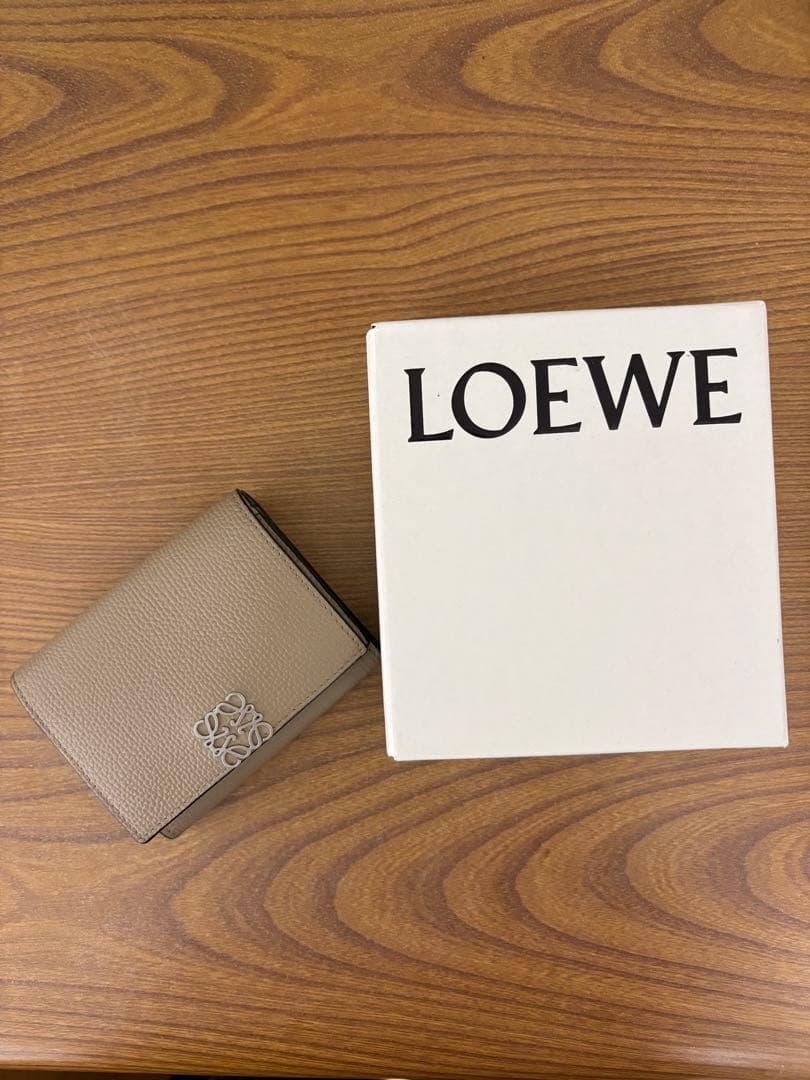 LOEWE アナグラム トライフォールド ウォレット サンド