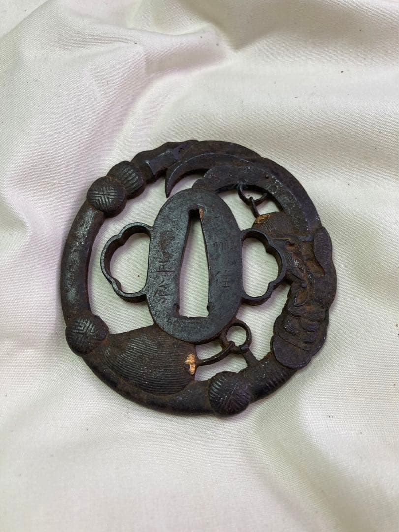 武装具　関羽大薙刀図　銘　武州住　正房　鉄地　金布目象嵌色絵　鍔