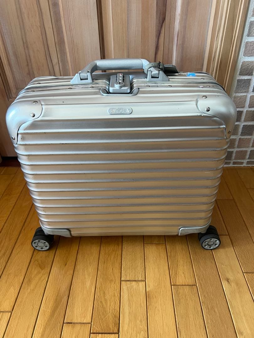 リモワRIMOWA ビジネストローリー4輪