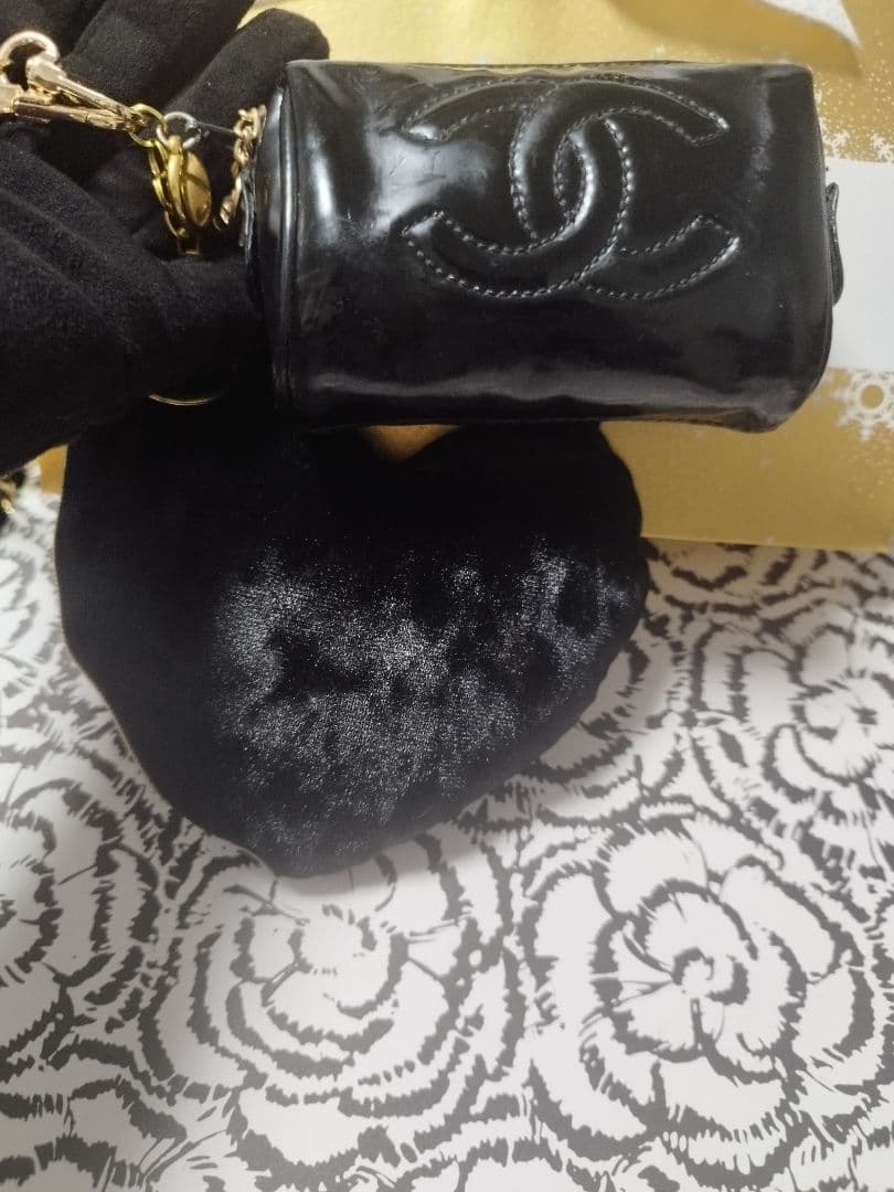 CHANEL 黒 レザー パテント　斜め掛け