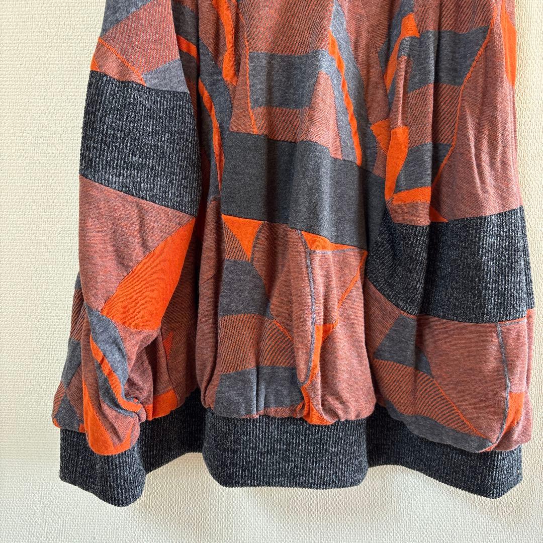 【新品未使用】✨エイココンドウ✨黒とグレーの混合地にオレンジ柄の膝丈スカート❣️
