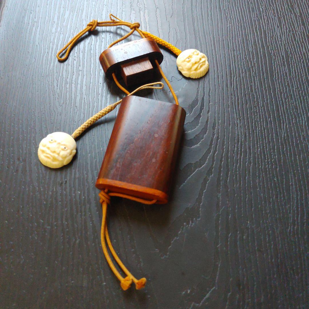 印籠　携帯薬入れ(おそらく紫檀)と　根付け(希少アイボリー)二つ