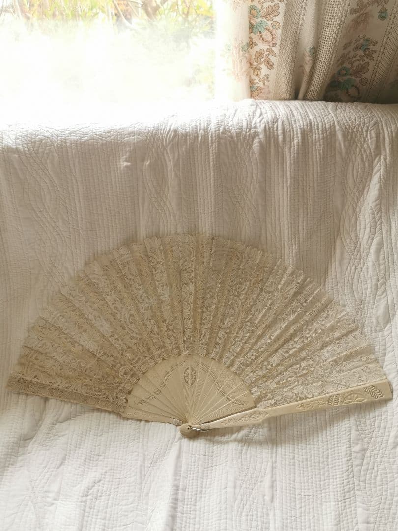 アンティークブリュッセルボビンレーファン 繊細透かしスティック 美しいトーン