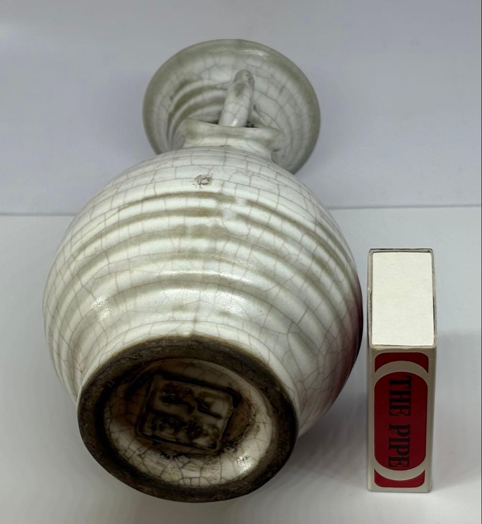 ひび割れ模様の取っ手付き花瓶