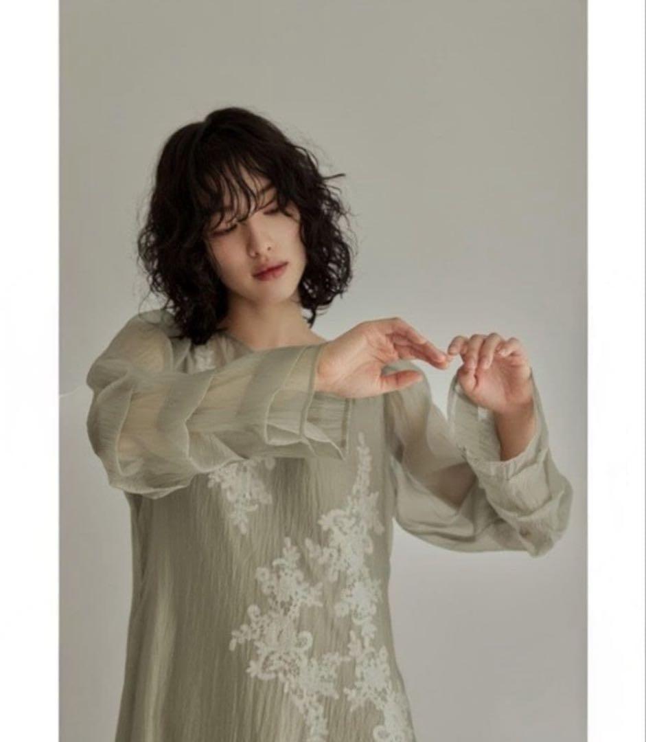 kana モチーフレース シアー ワンピース マスタード　M