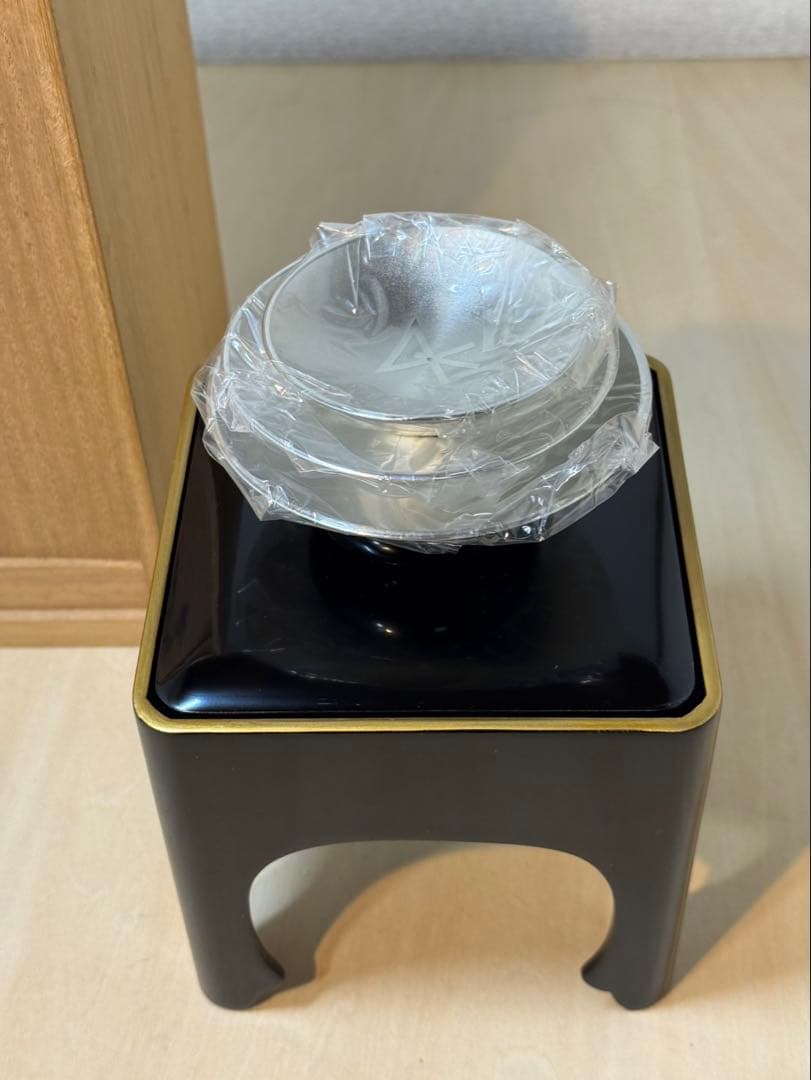 錫製三ツ重盃と黒塗の盃台のセット