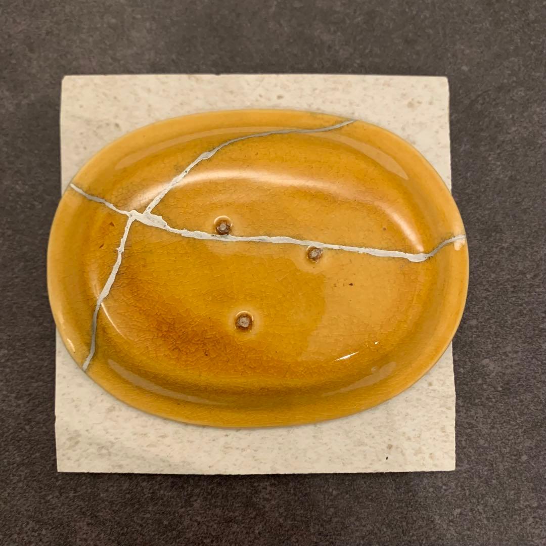 珉平焼 黄釉浮彫龍紋小判皿　銀継ぎ