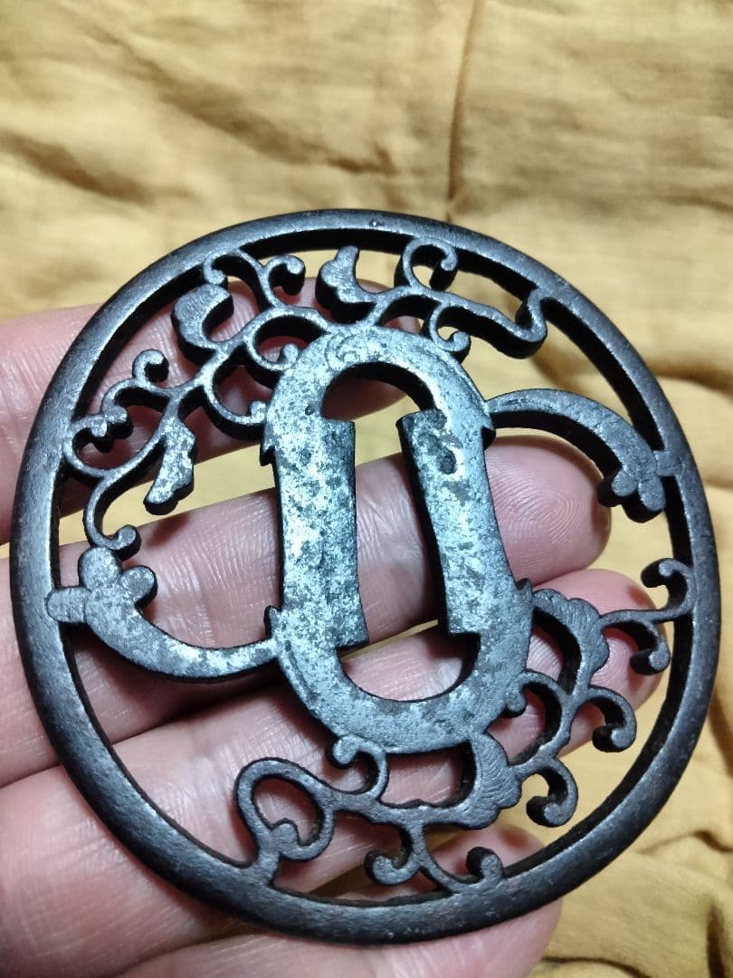 希少　鉄鍔　鐔　(忠好作　丁子透かし)　江戸時代　赤坂忠好　箱付き