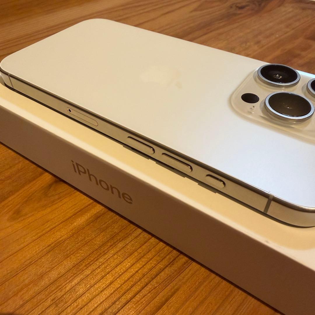 iPhone 15Pro ホワイトチタニウム　256GB
