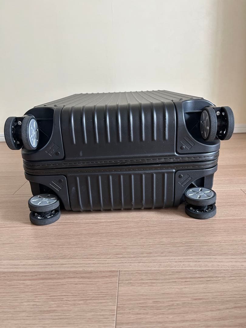 RIMOWA ブラック キャリーケース 中型　ポリカーボネート　4輪