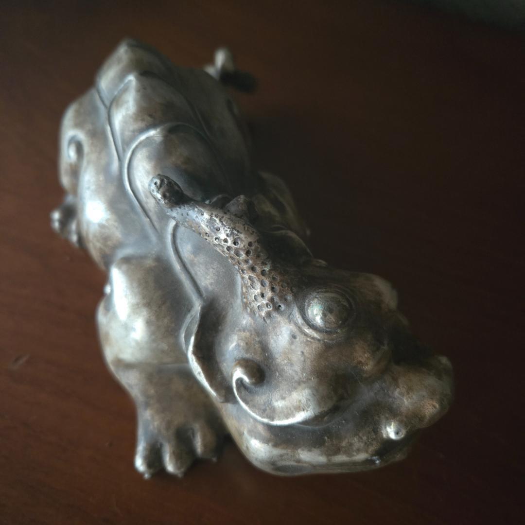 旧蔵銀製古董貔貅置物。包漿豊かにして自然な経年を示し、鎮宅辟邪の意を持つ佳品。