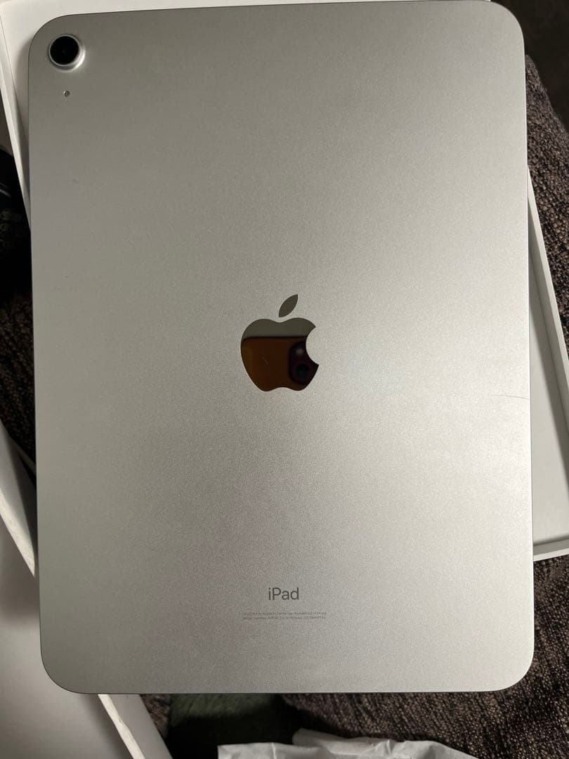新品未使用　Apple iPad シルバー 本体 充電器付き