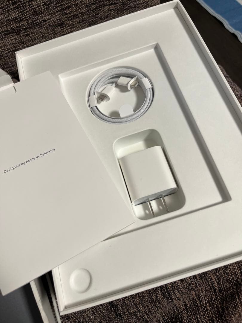 新品未使用　Apple iPad シルバー 本体 充電器付き