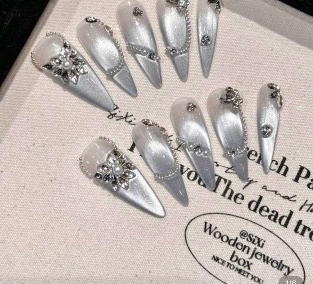 ネイルカラー・マニキュア y