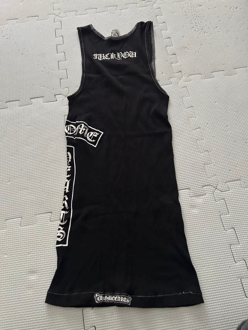 クロスとロゴプリントのブラックタンクトップ