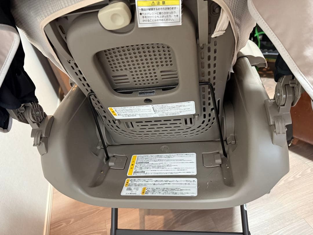 電動　クリーム色 チャイルドシート 調整可能