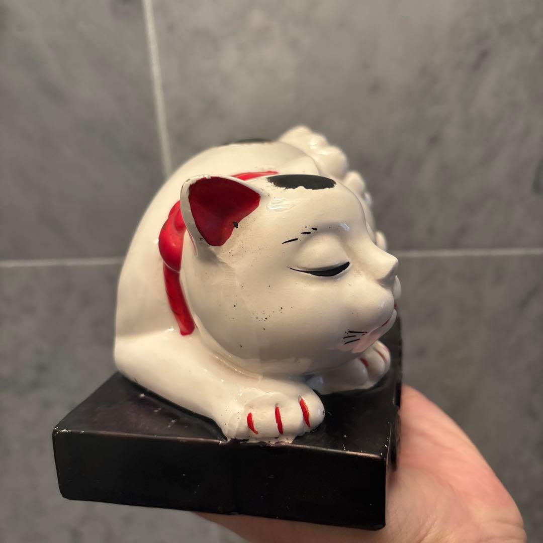 1950年代ヴィンテージ手描きの瞳やまつ毛が美しく存在感がある眠り猫