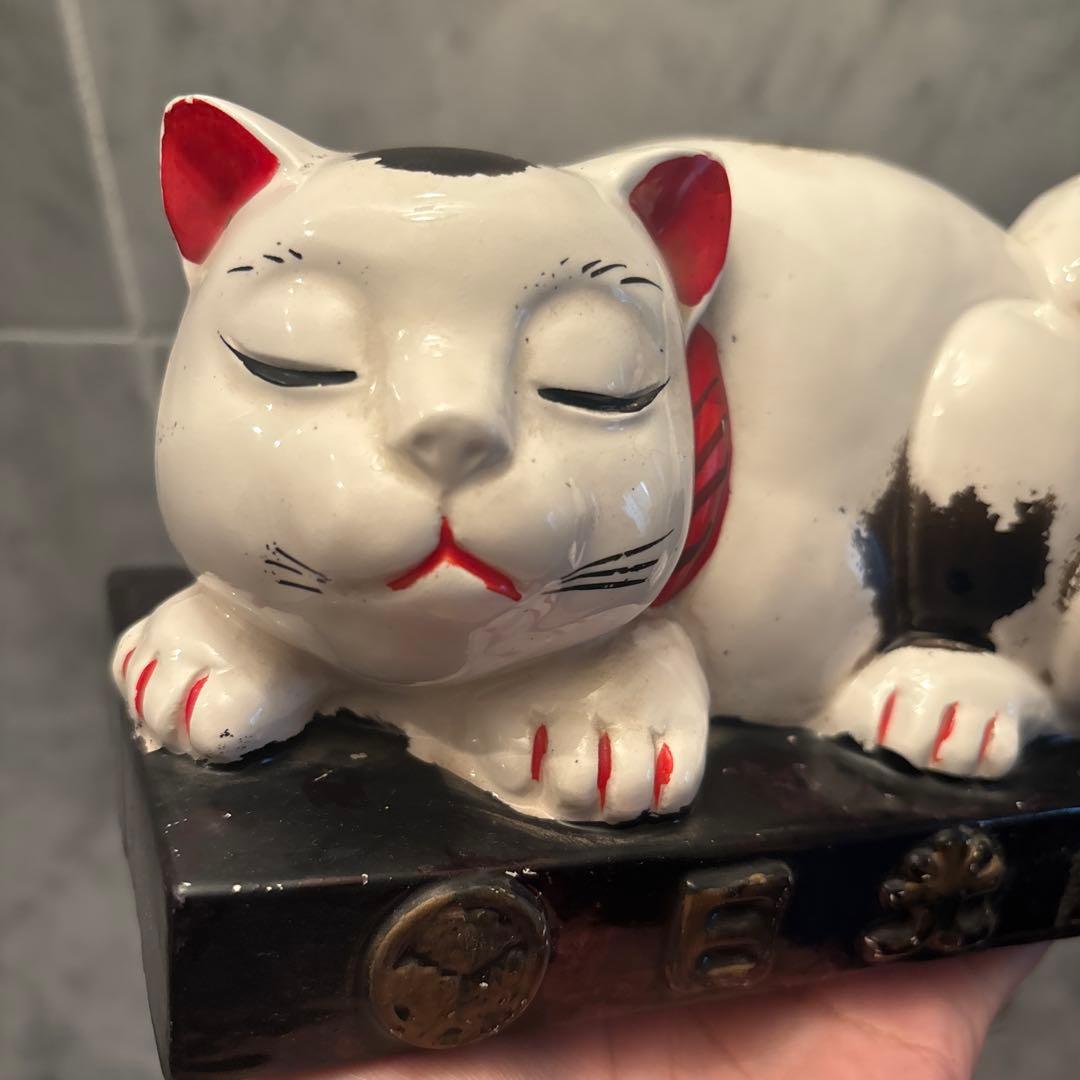 1950年代ヴィンテージ手描きの瞳やまつ毛が美しく存在感がある眠り猫