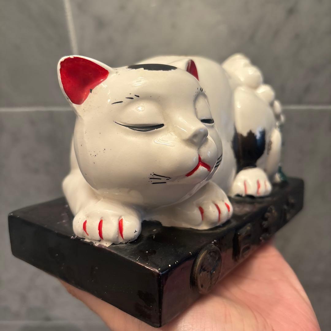 1950年代ヴィンテージ手描きの瞳やまつ毛が美しく存在感がある眠り猫