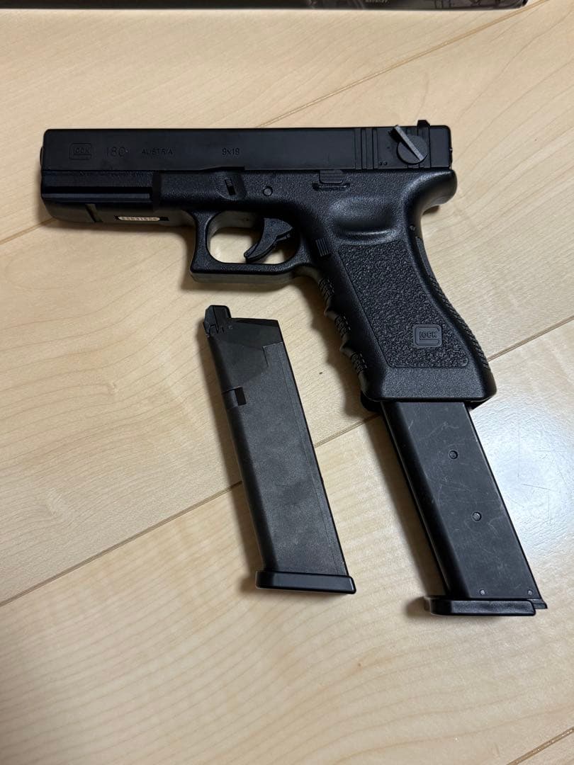 【美品】GLOCK18C ガスブローバック ハンドガン　ロングマガジン付き