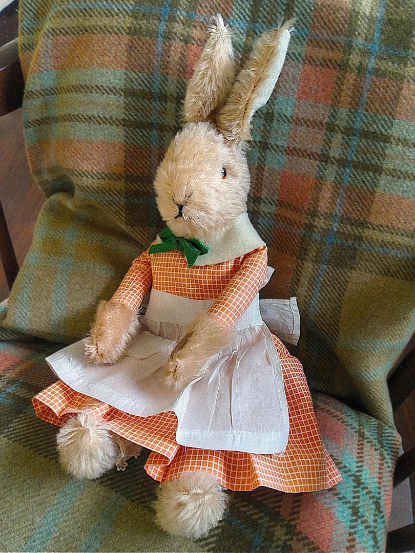エプロンした足長うさぎの女の子　ドレスラビット　ビンテージ　イギリスより