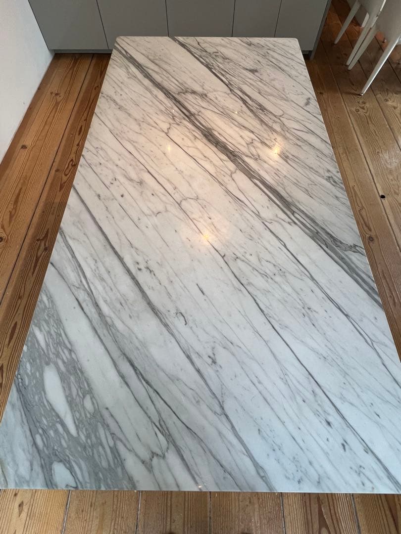 天然大理石のダイニングテーブル