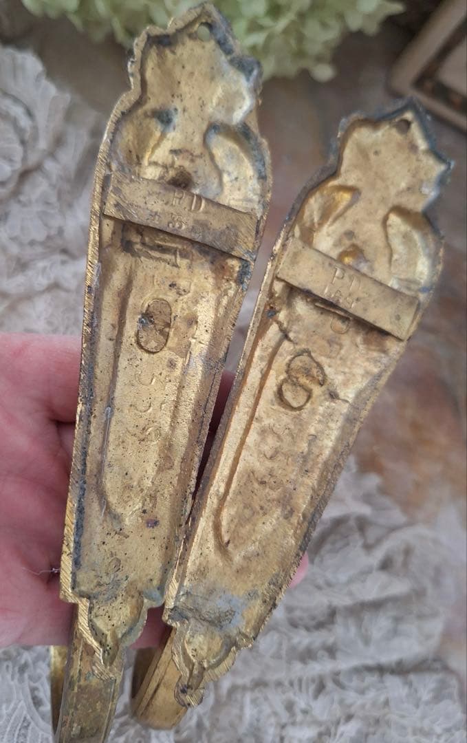 フランスアンティーク真鍮　リボン装飾カーテンフック