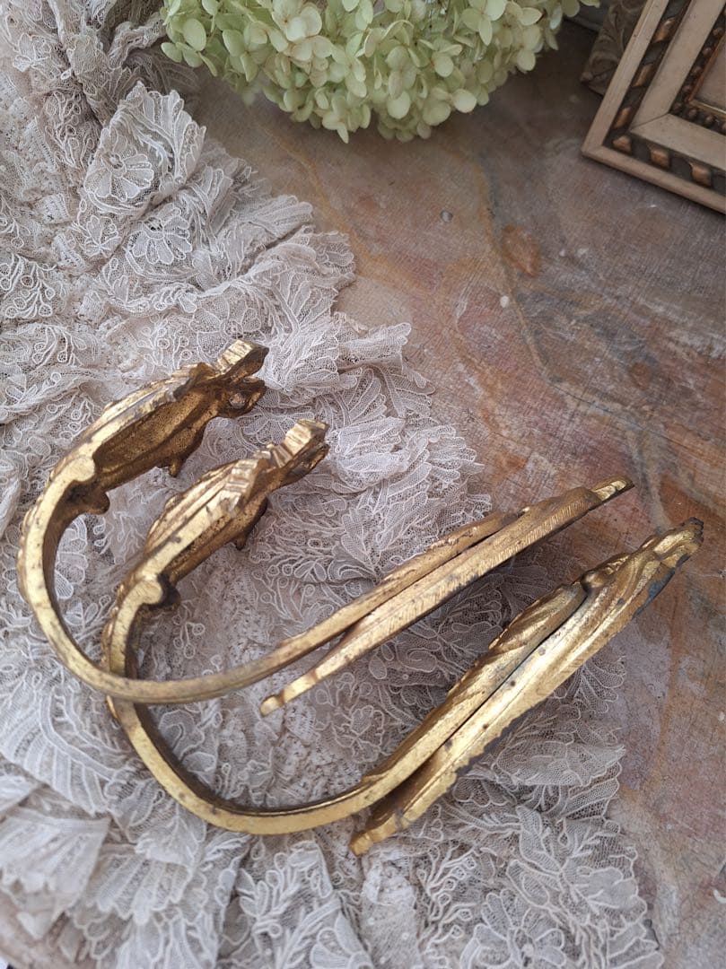 フランスアンティーク真鍮　リボン装飾カーテンフック