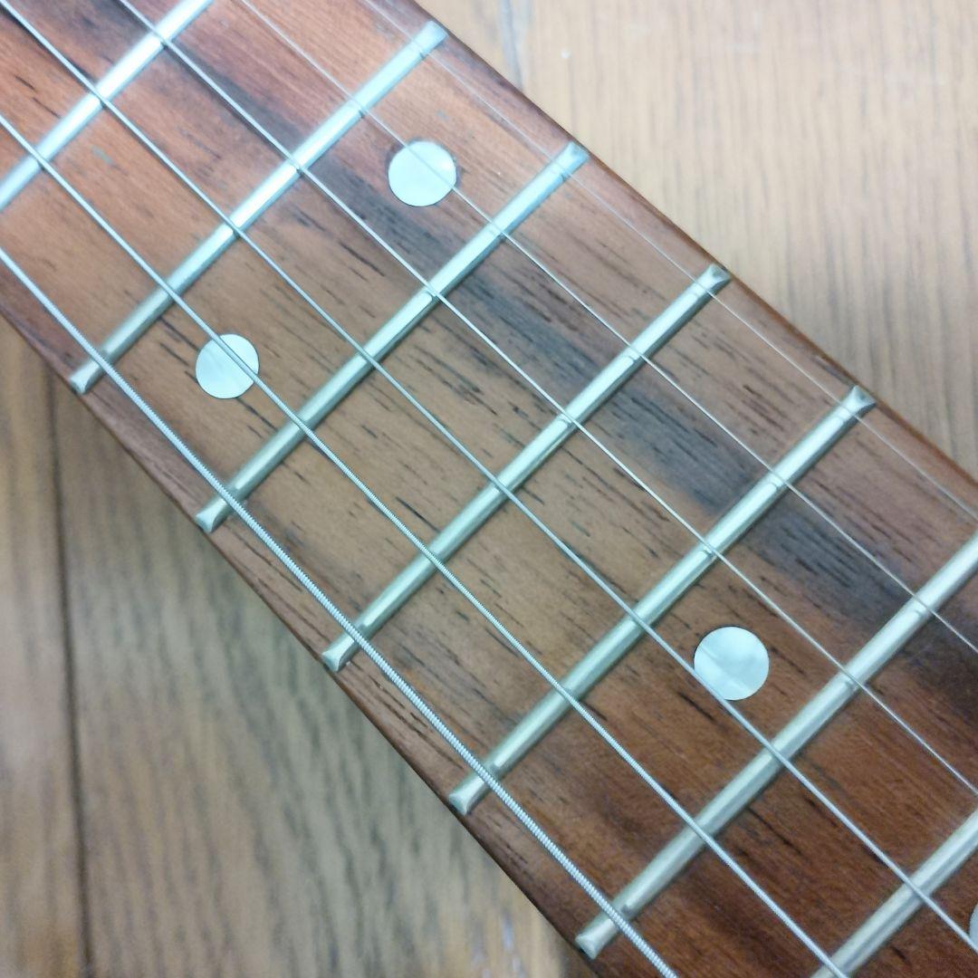 Mavis　ストラトキャスタータイプ　エレキギター　弦は新品に交換済み！