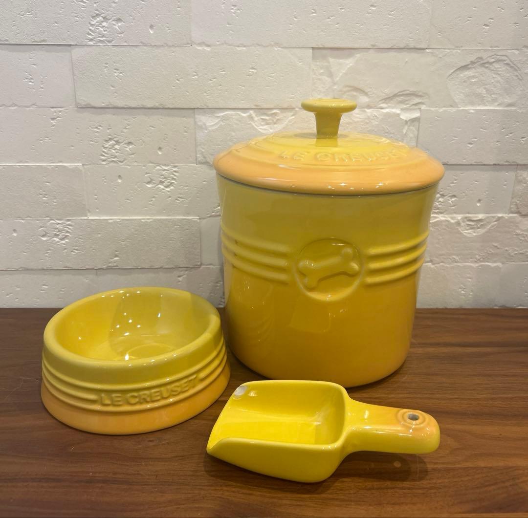 ル・クルーゼ　ペットフードコンテナー スクープ付き、ペットボール S イエロー