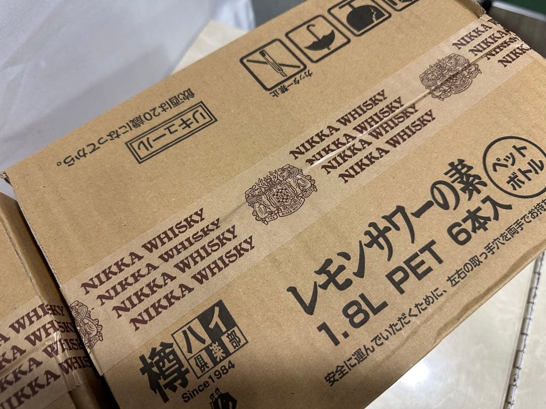 3) 格安！アサヒ「樽ハイ倶楽部レモンサワ一の素 1800ml」の12本セット