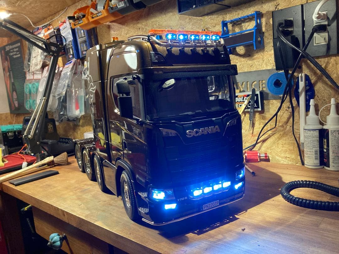 タミヤスカニア8×4 BMW B09マラケシュブラウンウレタン鏡面塗装仕上げ