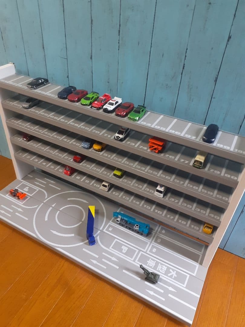 ひひひ　8段150台ロータリー交差点付きトミカ収納棚