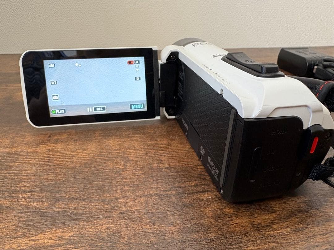 ビデオカメラ　JVC FULL HD GZ-RX600-W