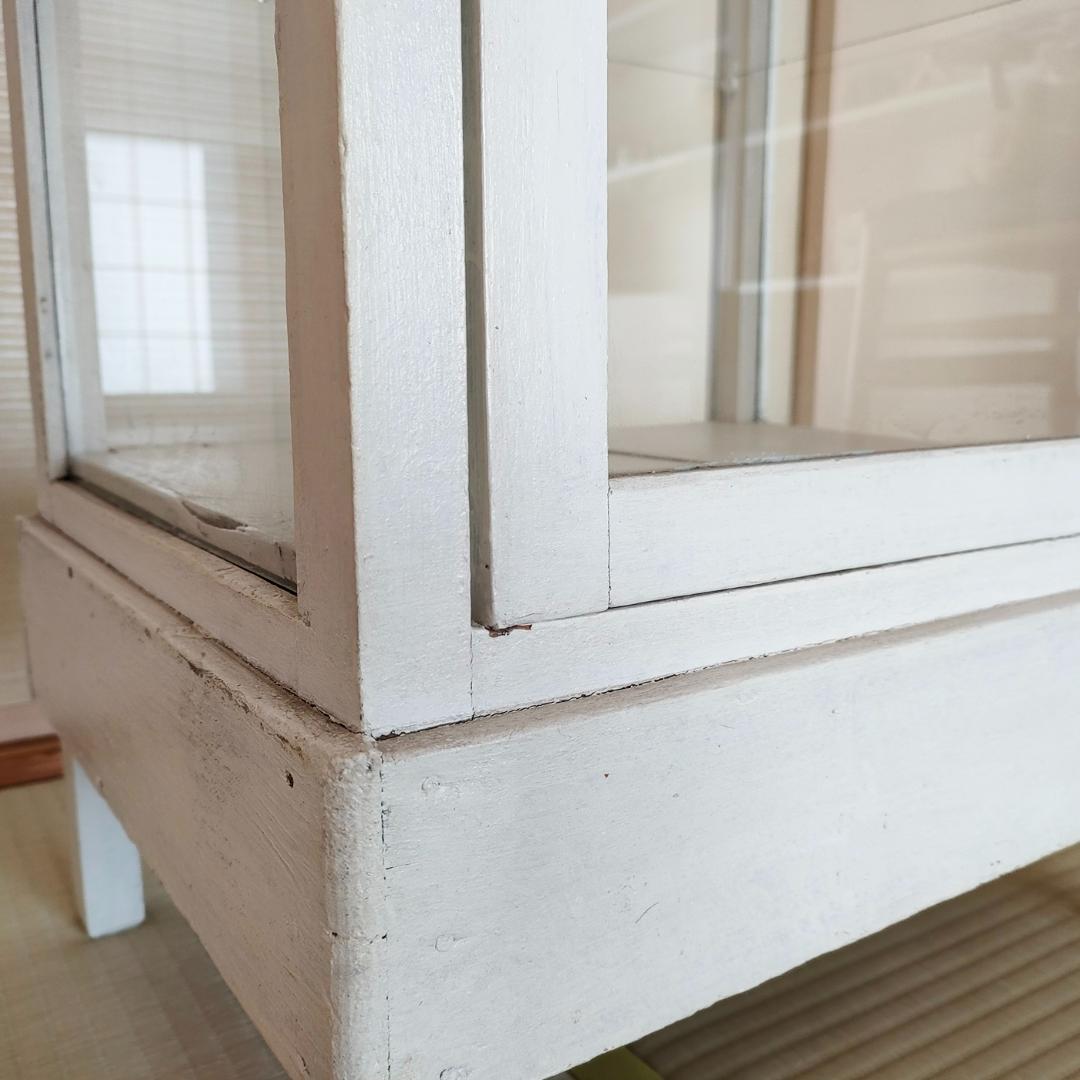 古いガラスのキャビネット