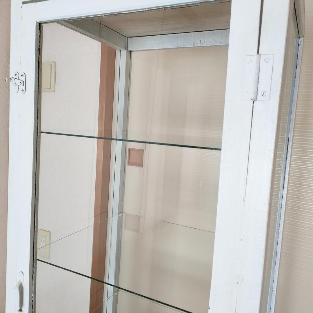 古いガラスのキャビネット