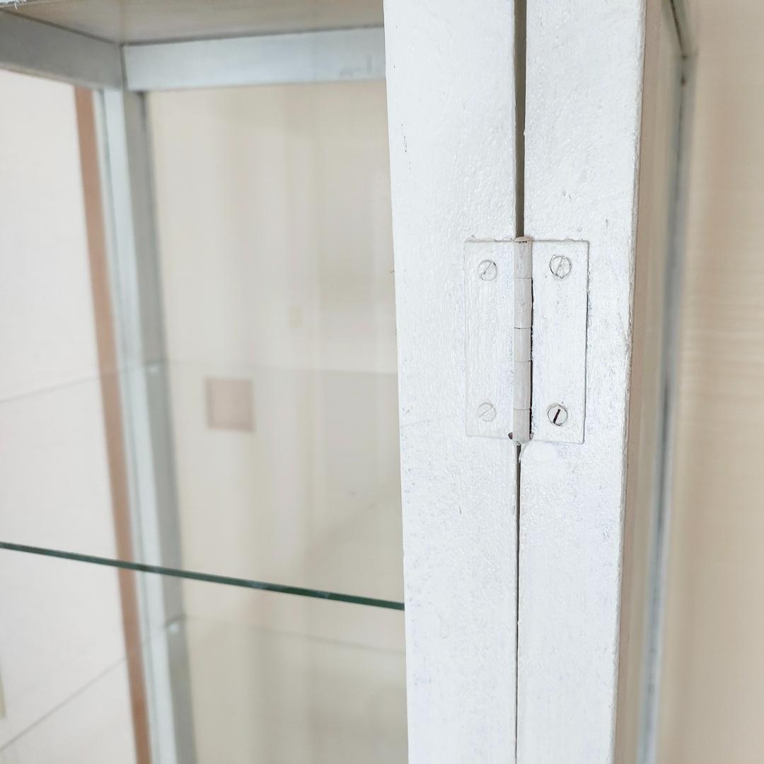 古いガラスのキャビネット