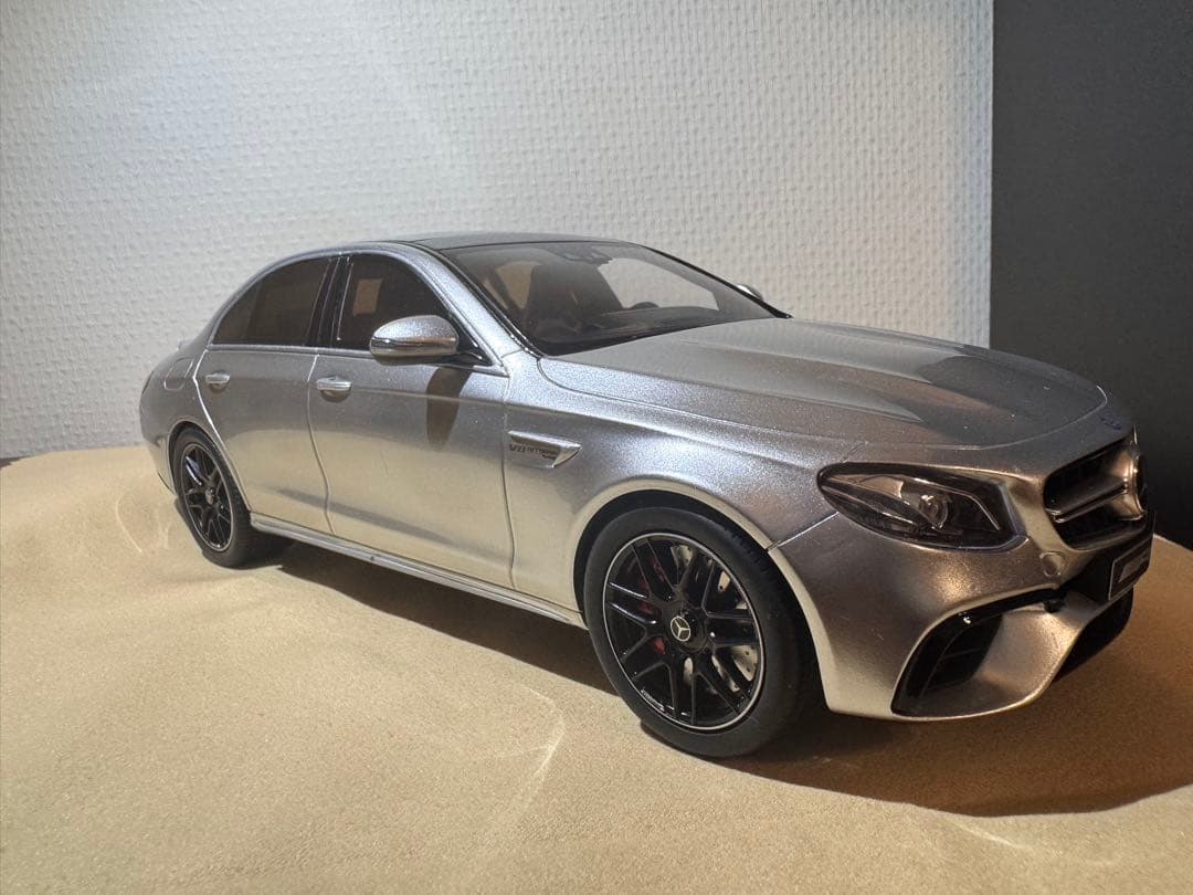 Mercedes-Benz AMG E63 セダン ミニカー1/18