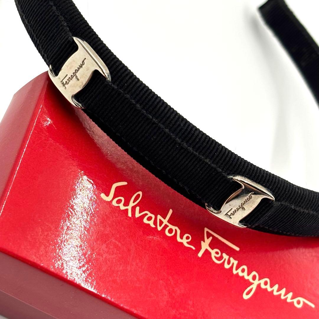 フェラガモ カチューシャ 黒 シルバー金具 ロゴ