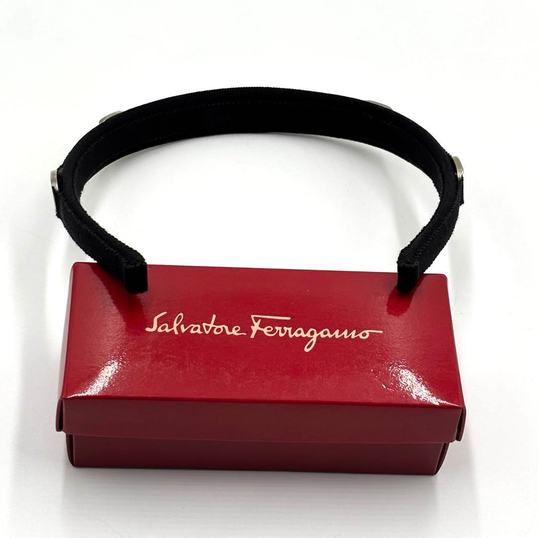 フェラガモ カチューシャ 黒 シルバー金具 ロゴ