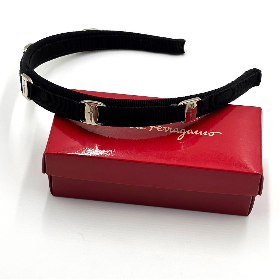 フェラガモ カチューシャ 黒 シルバー金具 ロゴ